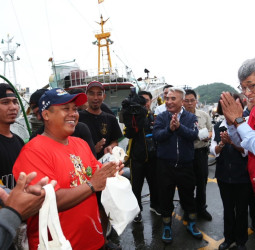 強颱「康芮」暴風圈預計晚間11時觸陸 農業部長陳駿季視察南方澳漁港