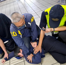 捷運板南線驚現砍人事件！新埔站2名旅客受傷，行兇女子遭熱心乘客制服送警