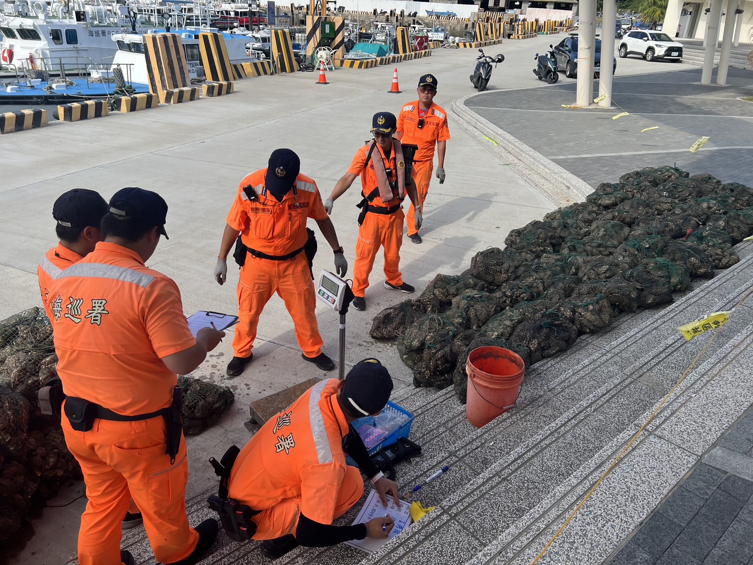 不肖業者走私牡蠣遭逮捕 海巡查獲逾5公噸，425袋大陸牡蠣全數查獲
