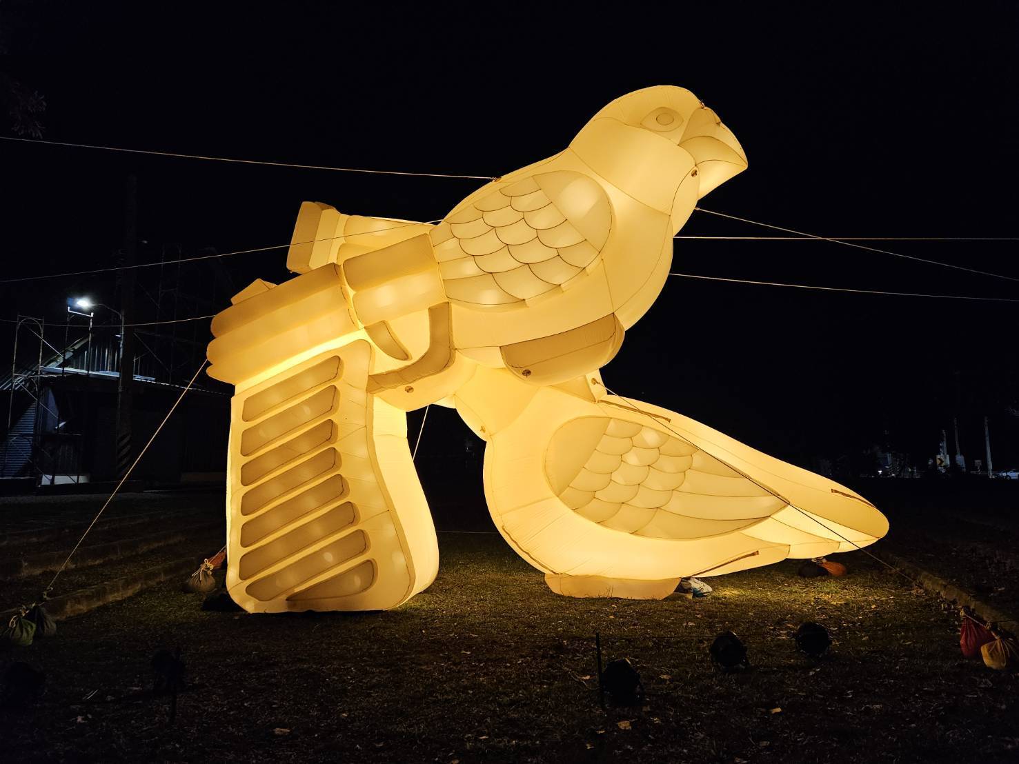 2025臺南新營波光節開幕！大型雞蛋糕與水幕投影燈光秀展現超吸睛藝術魅力