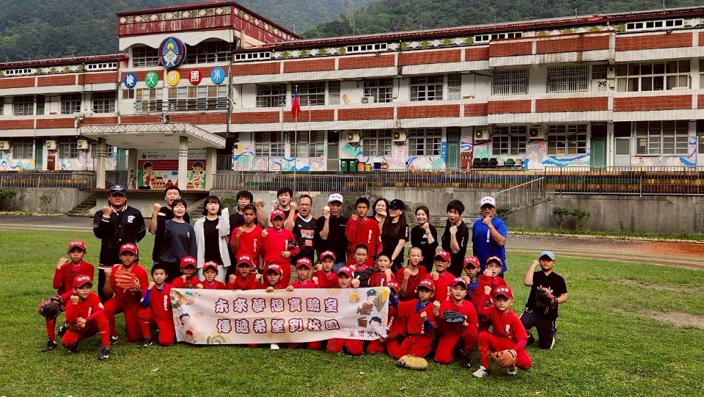 沙發先生家居遠赴台中偏鄉小學，與德芙蘭學童共築設計與棒球夢
