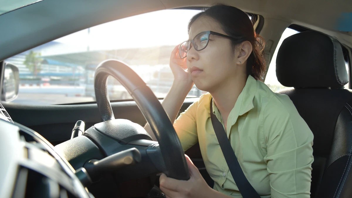 滑手機一久就眼模糊？醫：恐老花提早報到 當心白內障同時找上門