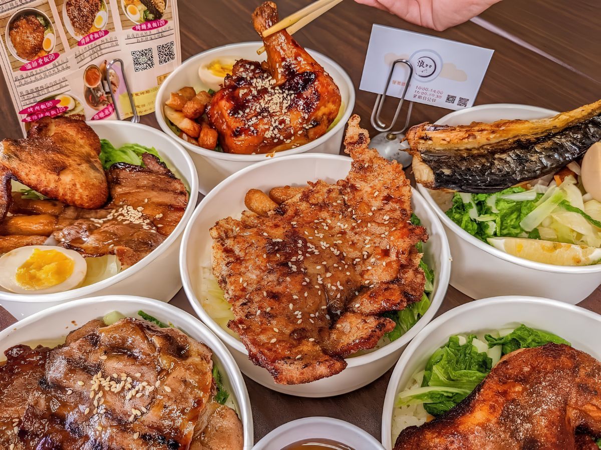 肉片刷上自製烤醬再經直火烤製 台中便當店從主菜到米飯打造烤肉飯特色