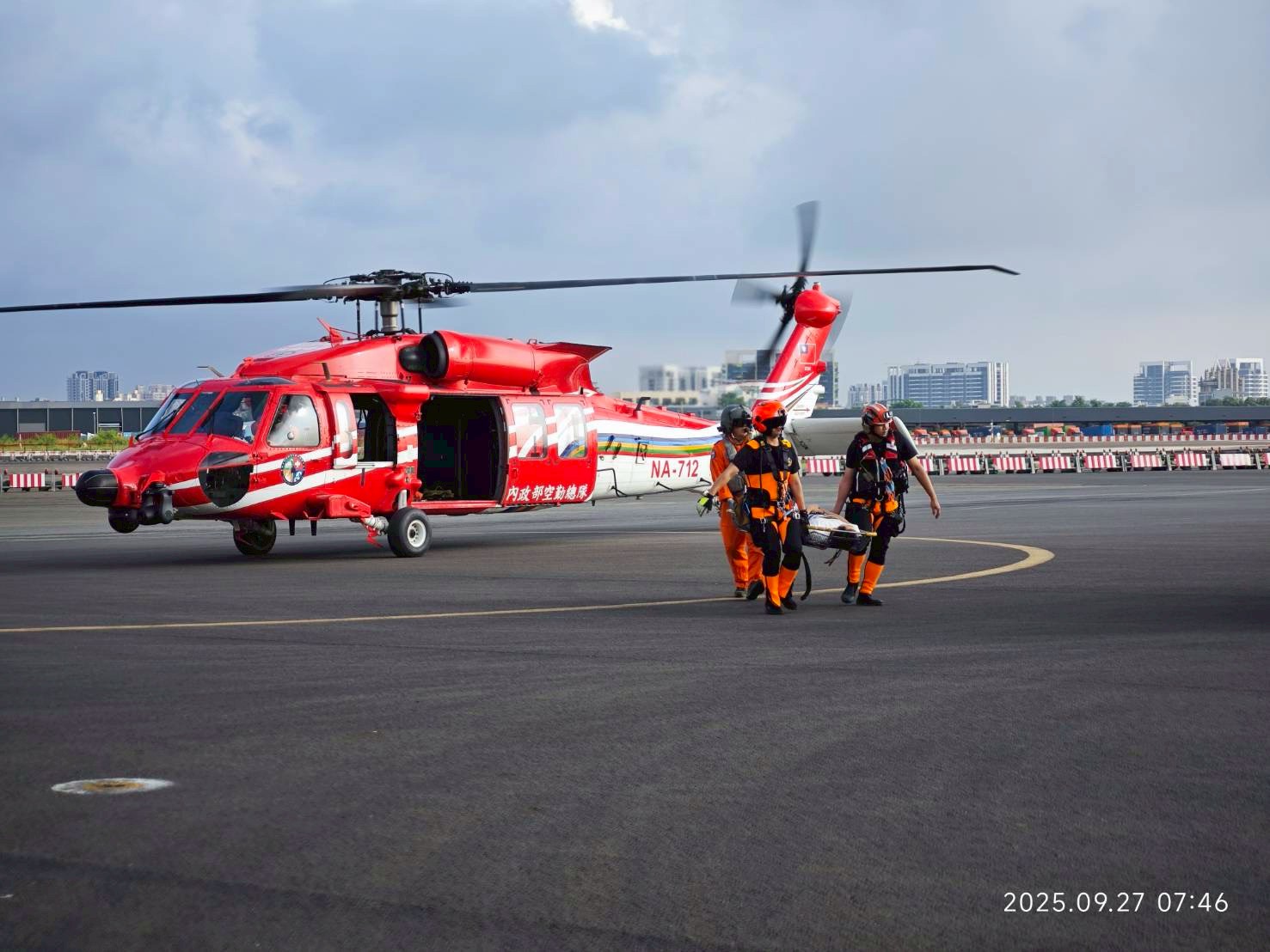 空勤吊掛緊急救援 海巡展現兩岸人道救援 成功後送中國籍船員安全就醫