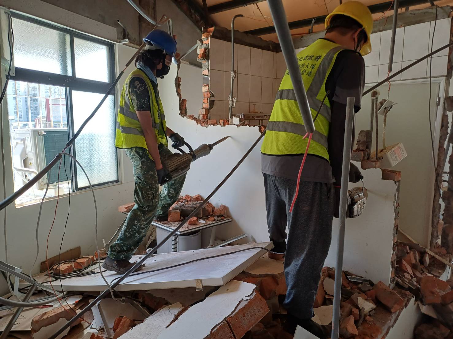 新北市嚴打頂加違建出租套房亂象　強制拆除與收費逾300件守護居住與公共安全