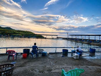 走進新北八里海釣場 考驗釣客看標技巧與搏魚技術 感受純海水池釣大物試煉場