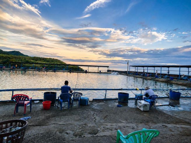 走進新北八里海釣場 考驗釣客看標技巧與搏魚技術 感受純海水池釣大物試煉場