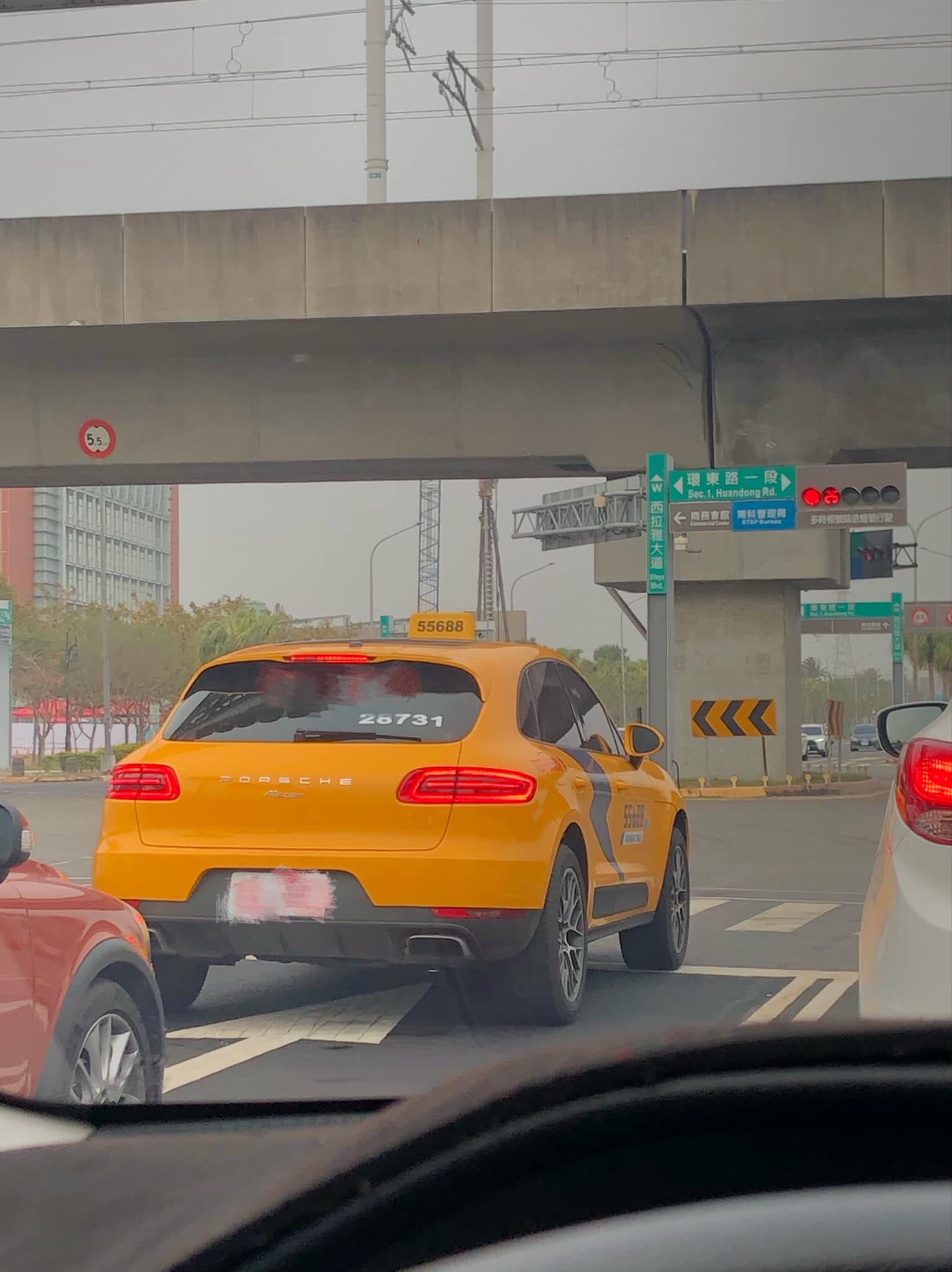 臺南街頭出現保時捷計程車 夫妻經營高端計程車業務賺回特斯拉