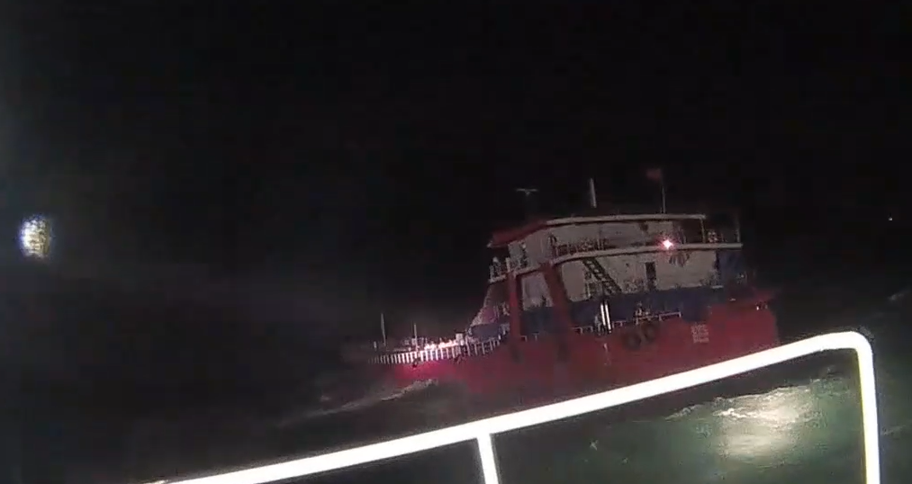 貝里斯籍油輪觸礁馬祖海域 海巡署全力救援 7名船員獲救