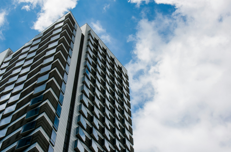 房仲月薪多高？主計處數據揭真相，臺美房仲收入對比令人驚訝！