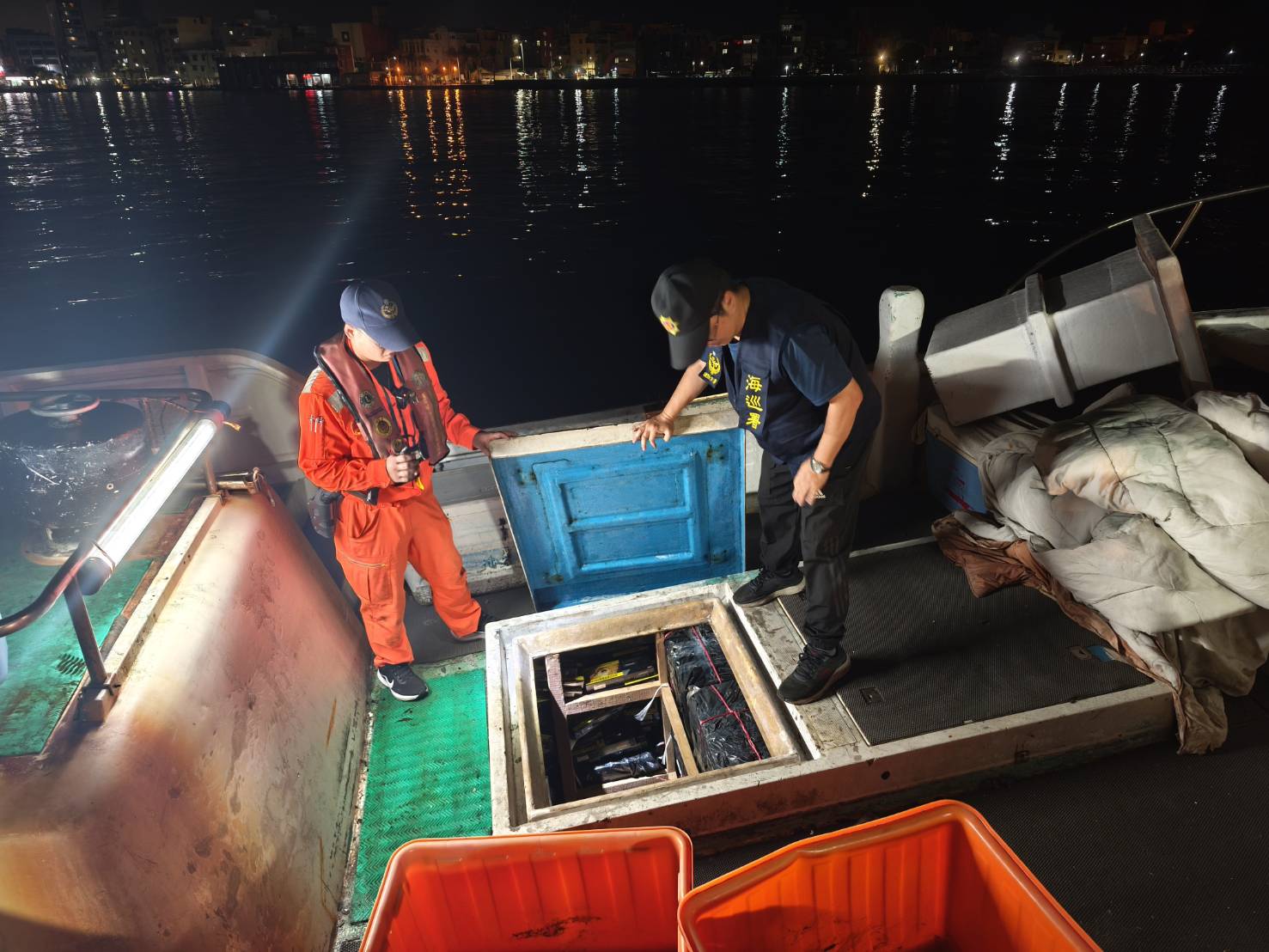 高雄港區深夜驚現走私菸品！海巡突擊查獲屏東漁船藏163箱未稅菸　市價逾600萬元全數扣押
