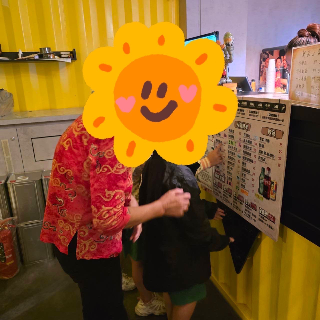 林俊憲立委與蔡麗青議員攜手致意！臺南Boss炸雞工坊創首例免費供應清寒學生愛心餐