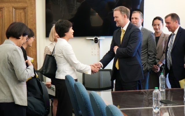 行政院公布臺美關稅談判會面照片 強烈駁斥酒店視訊謠言與不實傳聞