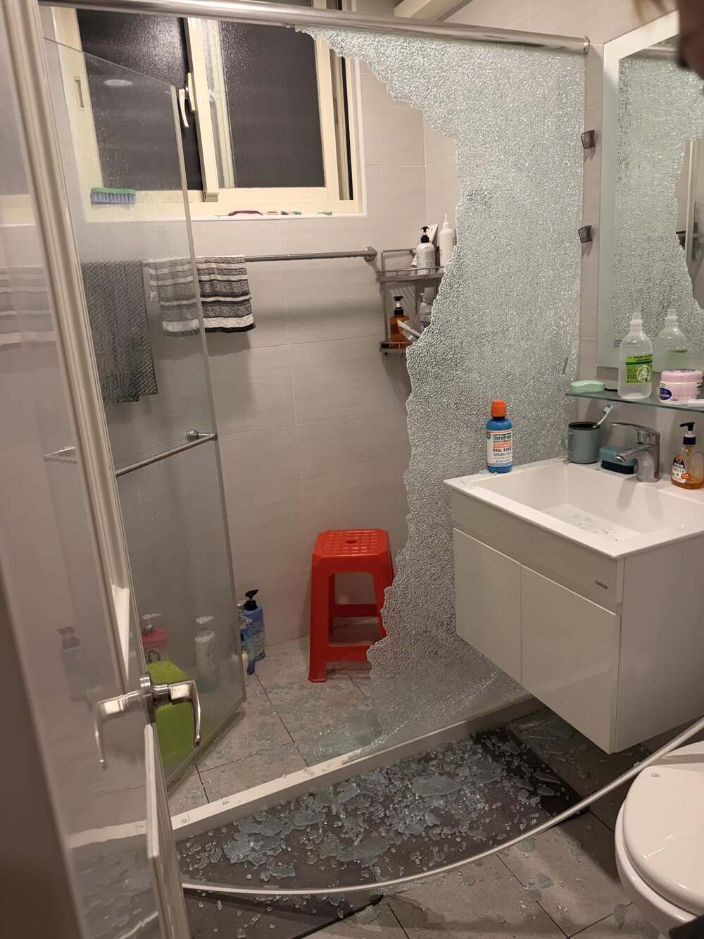 浴室玻璃門深夜爆裂引熱議　專家提醒防爆膜可降低強化玻璃潛藏風險