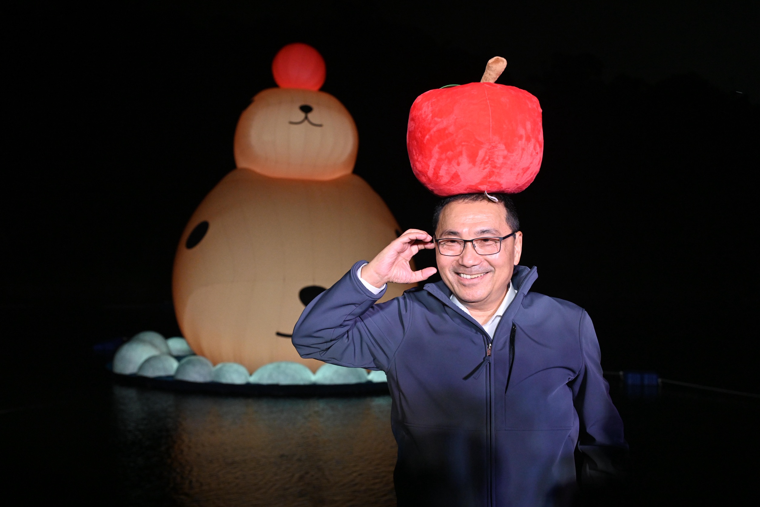 新北碧潭迎來12公尺「水豚君」首度亮相 市長侯友宜:共享最美水岸療癒時光