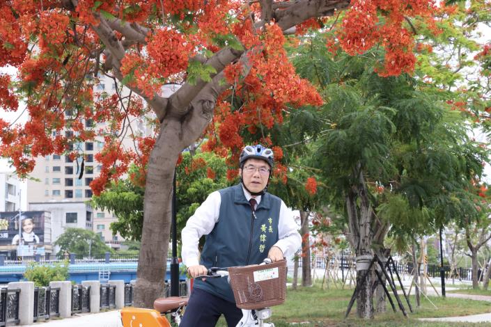 安平運河鳳凰花大爆發　百年好河迎初夏！臺南市長黃偉哲騎單車漫遊安平運河　邀民眾體驗低碳賞鳳凰花微旅行