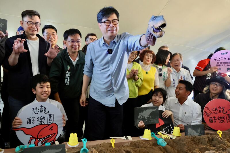 高雄恐龍酷樂園盛大開幕！陳其邁市長帶隊迎恐龍　親子瘋朝聖