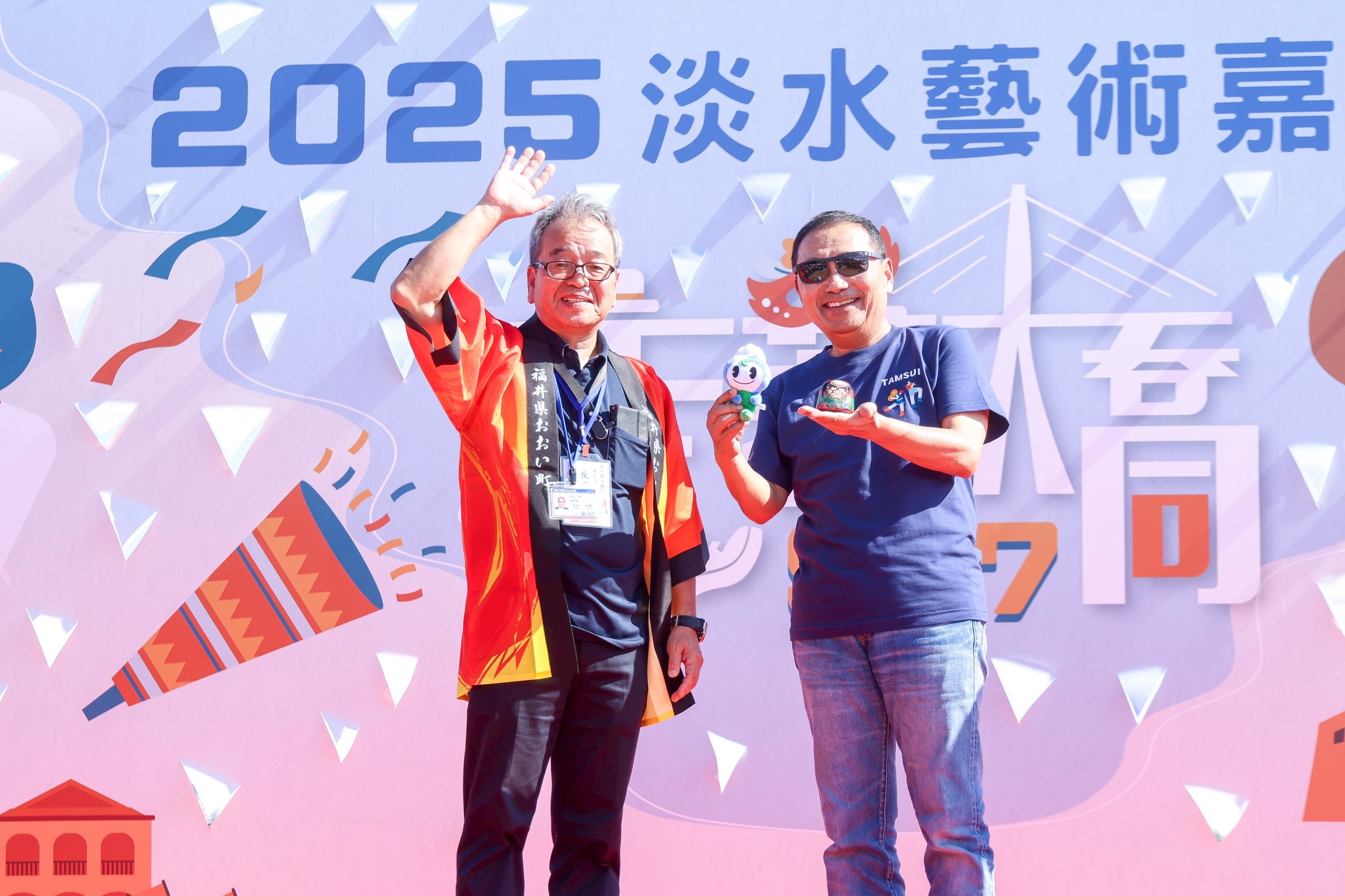 2025淡水藝術嘉年華熱鬧登場　新北市長侯友宜帶隊踩街共享淡江大橋河海風光 吸引上萬民眾同樂