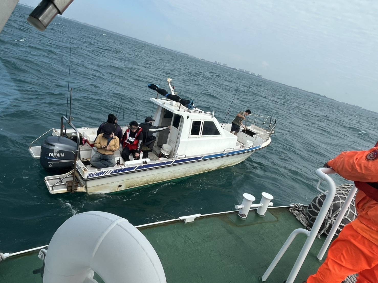 機械故障導致小船失去動力 臺南海巡署艦隊迅速救援五人無恙