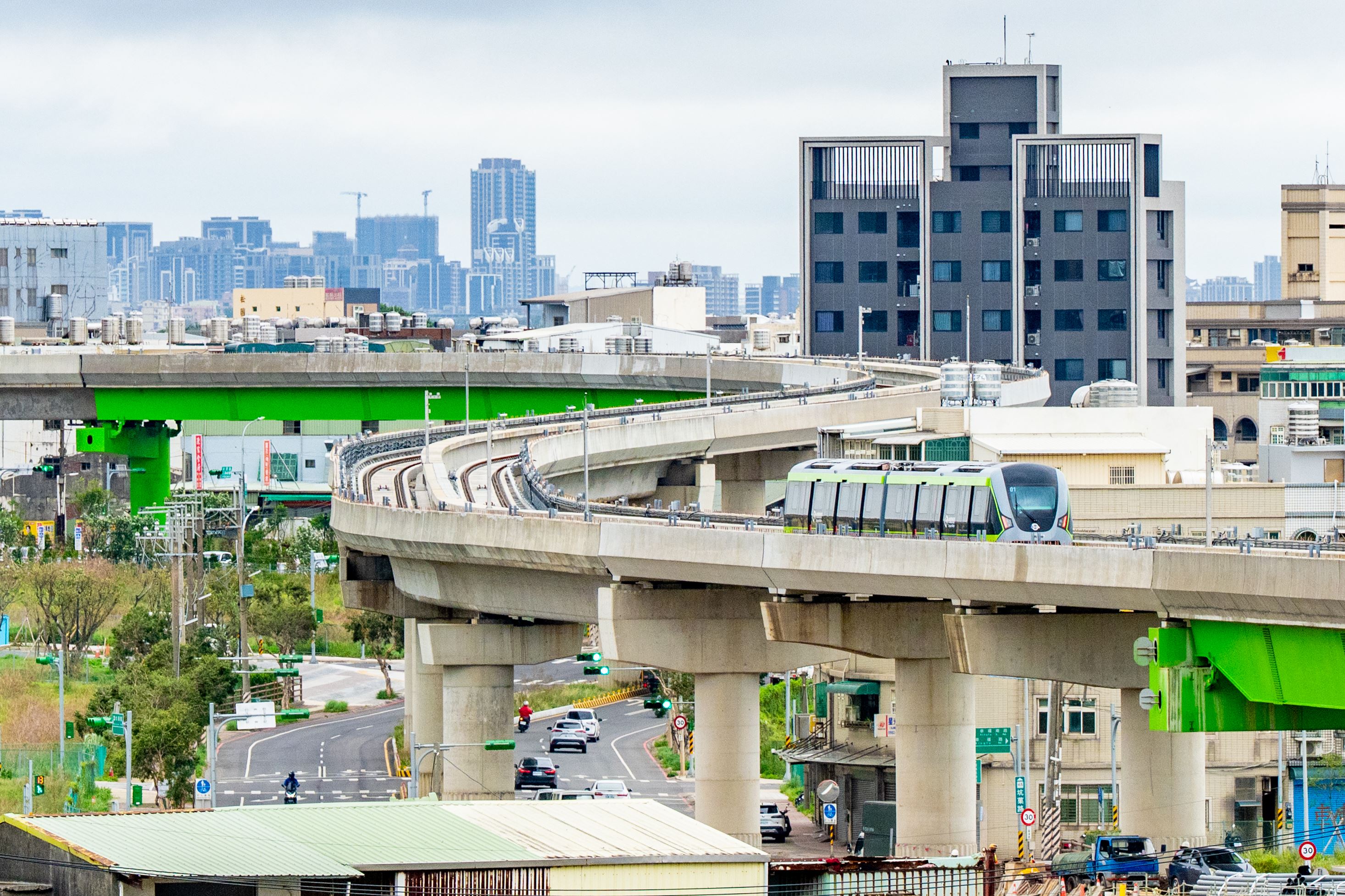 桃園捷運綠線北段列車測試進行中　桃園市長張善政親臨視察勉勵團隊確保通車順利
