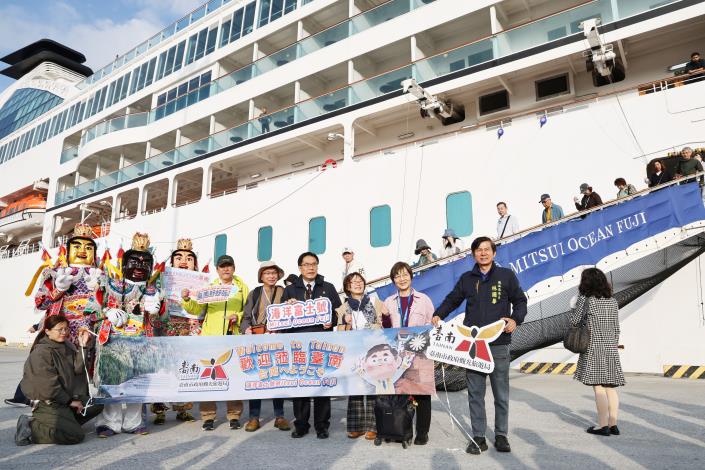 國際豪華觀光郵輪海洋富士號首度靠泊安平港　臺南市長黃偉哲親迎旅客贈禮推廣臺南觀光