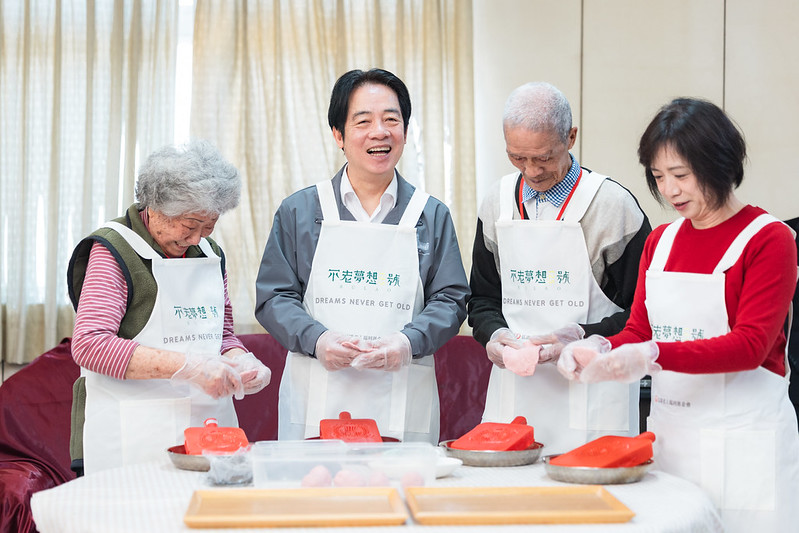 賴清德總統出席臺中寒冬助老關懷活動　親自陪伴獨居長輩圍爐拜早年送暖
