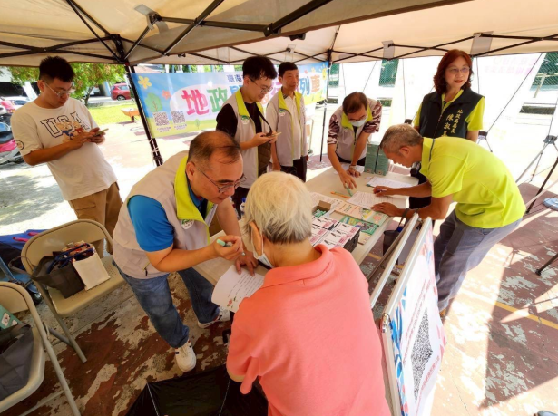 臺南市白河地政深入社區 巡迴醫療宣導地政服務與防詐利器「地籍異動即時通」