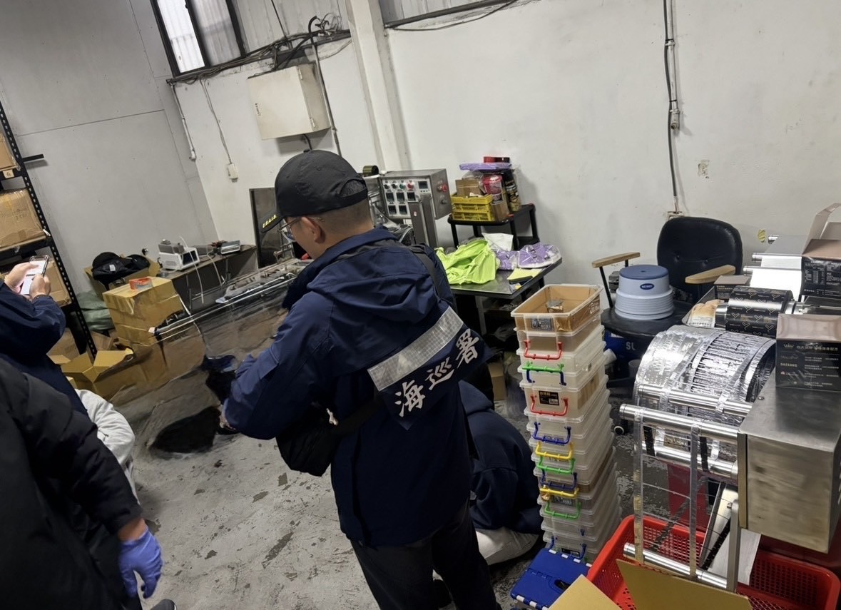 巡署重拳出擊　破獲近期最大電子煙分裝場　查扣1.6噸煙油　市值高達2.4億元，20歲集團成員遭鎖定