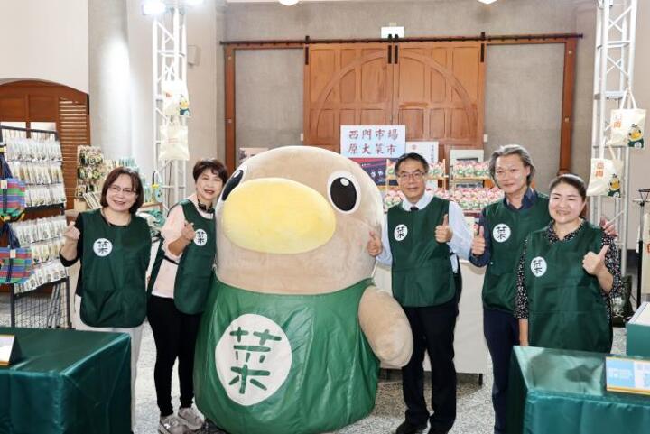 首波菜奇鴨授權商品西市場開賣　黃偉哲市長開箱笑稱比市長還受歡迎吸引大批粉絲朝聖