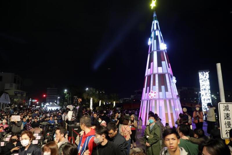 高雄聖誕生活節首日湧入8萬人