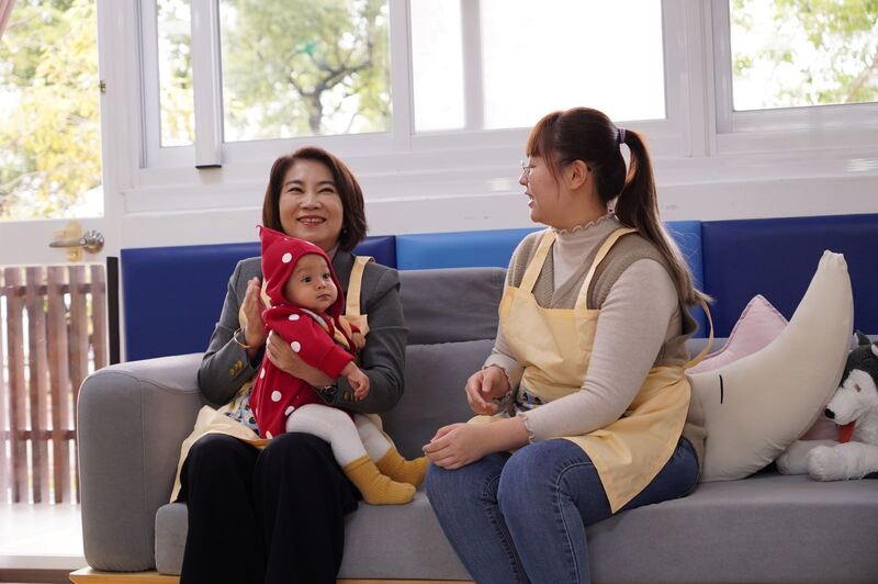 周春米就職二週年化身托嬰助手 「三育」政策成年輕爸媽神隊友