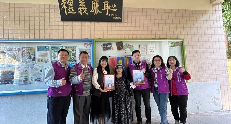 高雄市家長協會攜手口足畫家楊恩典贈第97方禮義廉恥匾額到燕巢深水國小別具意義