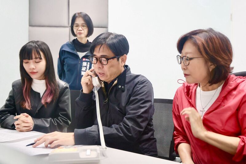 小年夜視察智慧運輸中心感謝同仁辛勞 陳其邁現場連線警廣 提醒用路人掌握即時路況