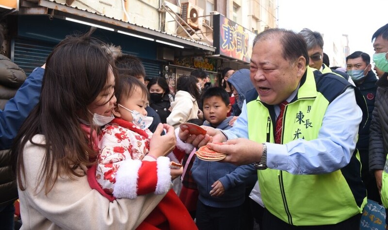 陳光復大年初一城隍廟春節一條街發福袋