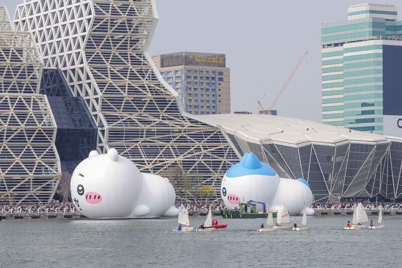 陳其邁和吉友們「吉合」愛河灣 吉伊卡哇可愛出遊高雄港