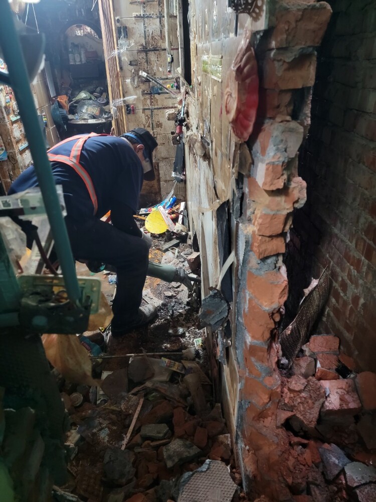 不配合污水用戶接管   水利局展鐵腕拆除鳳山後巷違建戶