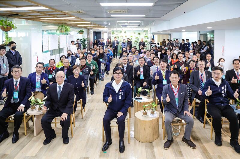 出席南方淨零倡議論壇暨展覽 陳其邁：結合企業之力 落實減碳維持城市環境力