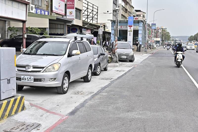 臨停通行更安全！ 捷運小港站3號出口新設臨時停車彎