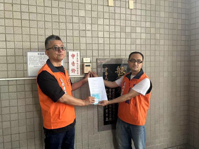 高雄雙罷劫團隊前往高雄地檢署按鈴申告黃捷