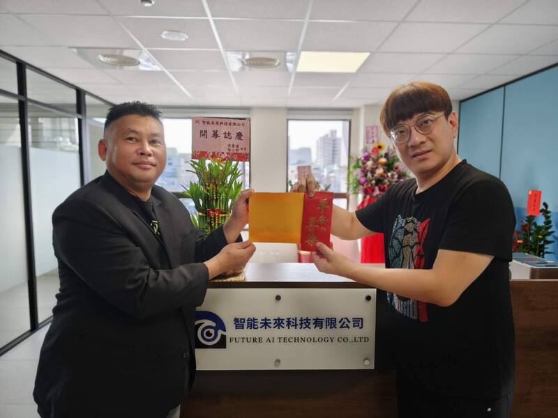 「痛苦歌王」孫情高雄演唱會  企業捐票贊助社區長輩重溫舊夢