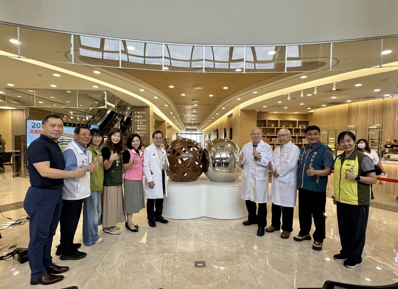 高雄秀傳紀念醫院藝術作品《依偎》揭幕 以愛與圓融打造友善的醫療空間溫度