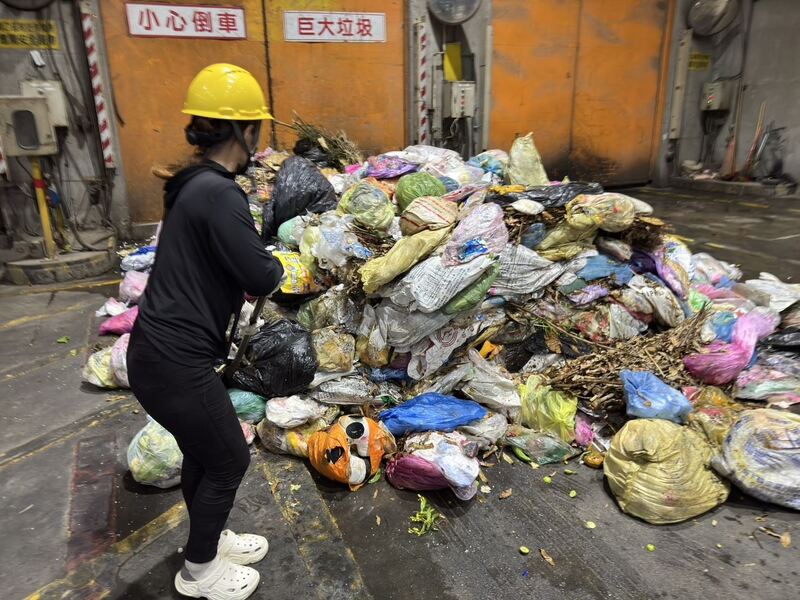 整車垃圾倒出來找！民眾誤丟「百萬背包」慘變灰燼 環保局急喊：3招防手滑
