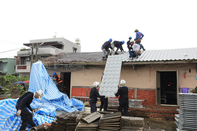 帆布救災變秀場？揭露政治掛帆布的荒謬與危機
