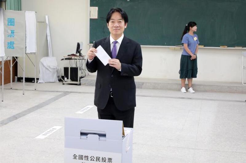 823全國性公投 南市選委會主委葉澤山陪同總統賴清德及市長黃偉哲投下神聖一票