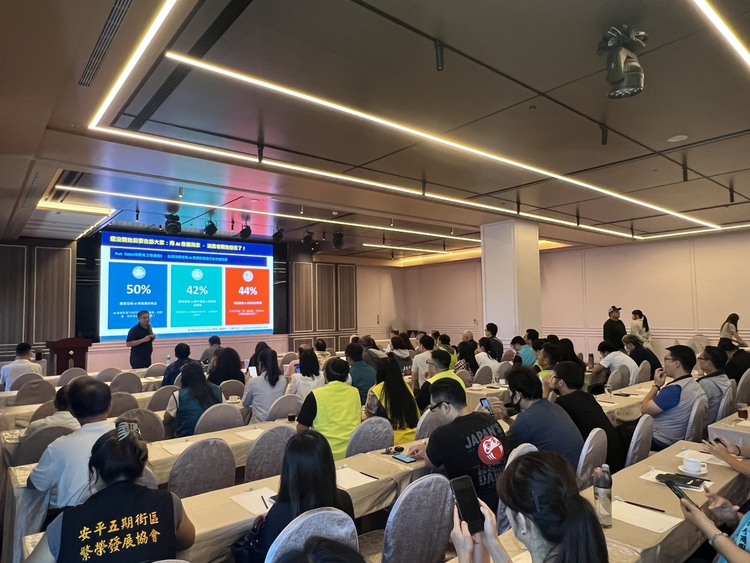 臺南市政府經發局商圈講習茶會，商發署蘇文玲宣導中央政策，中正大學企管系主任黃正魁教授談AI行銷新趨勢