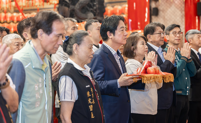 賴清德總統赴屏東慈鳳宮參香祈福　揭示「福佑生民」匾額強調拚經濟顧弱勢