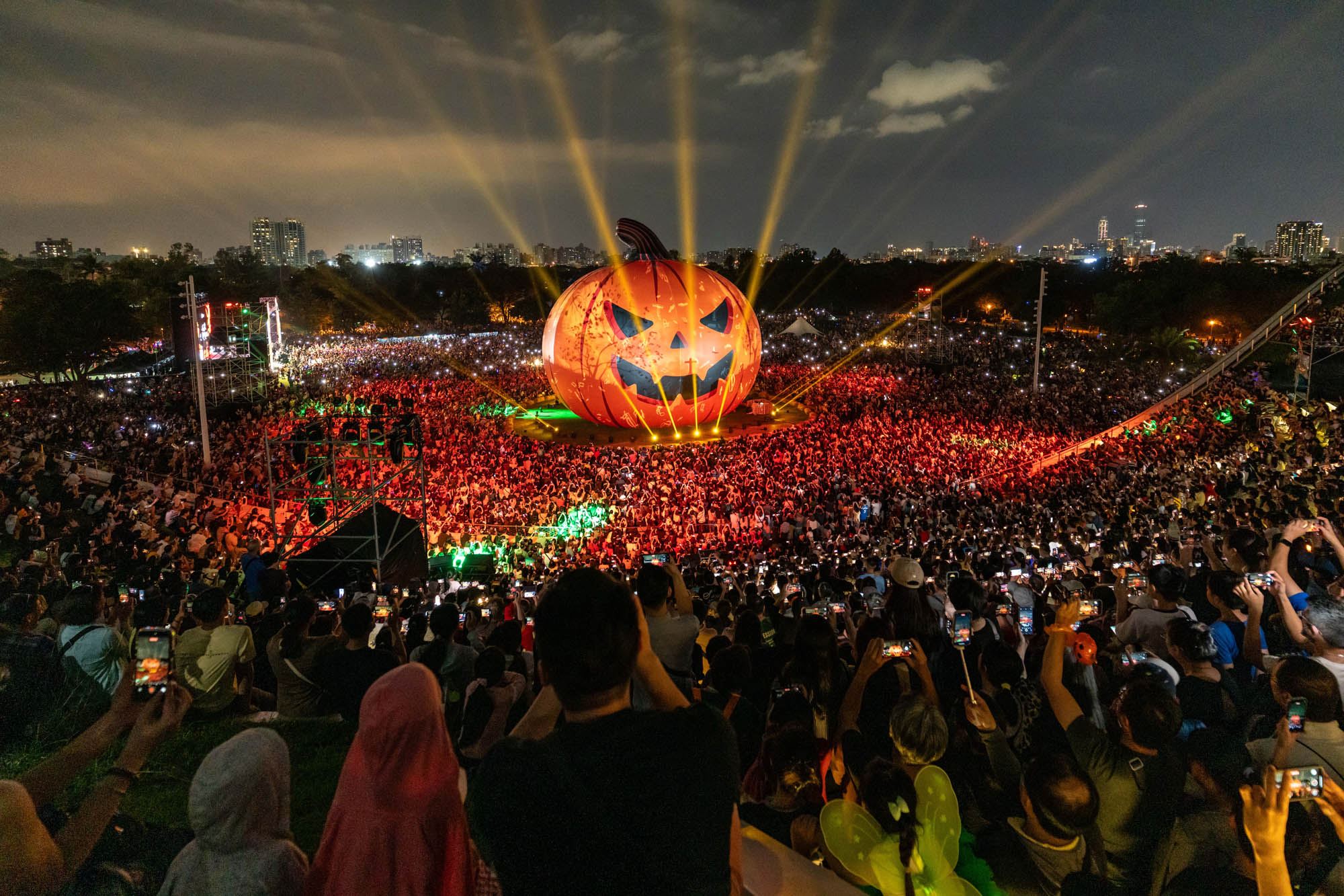 2025高雄萬聖節首度移師衛武營 30萬人擠爆現場 市長陳其邁以「地味」造型登場同樂