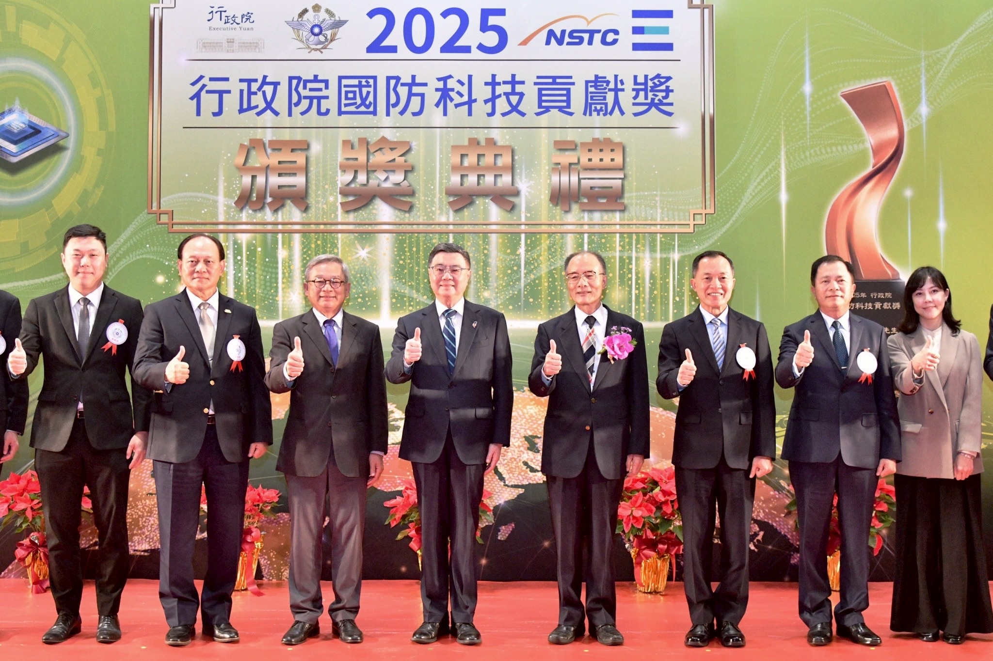 行政院長卓榮泰頒發行政院國防科技貢獻獎　再籲儘速通過國防特別條例  鞏固國防自主安全