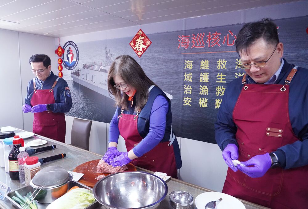 連三年親手下廚作圍爐年菜  管碧玲主委春節親赴海巡艦隊慰勞基層同仁  感謝全年辛勤堅守崗位守護國家