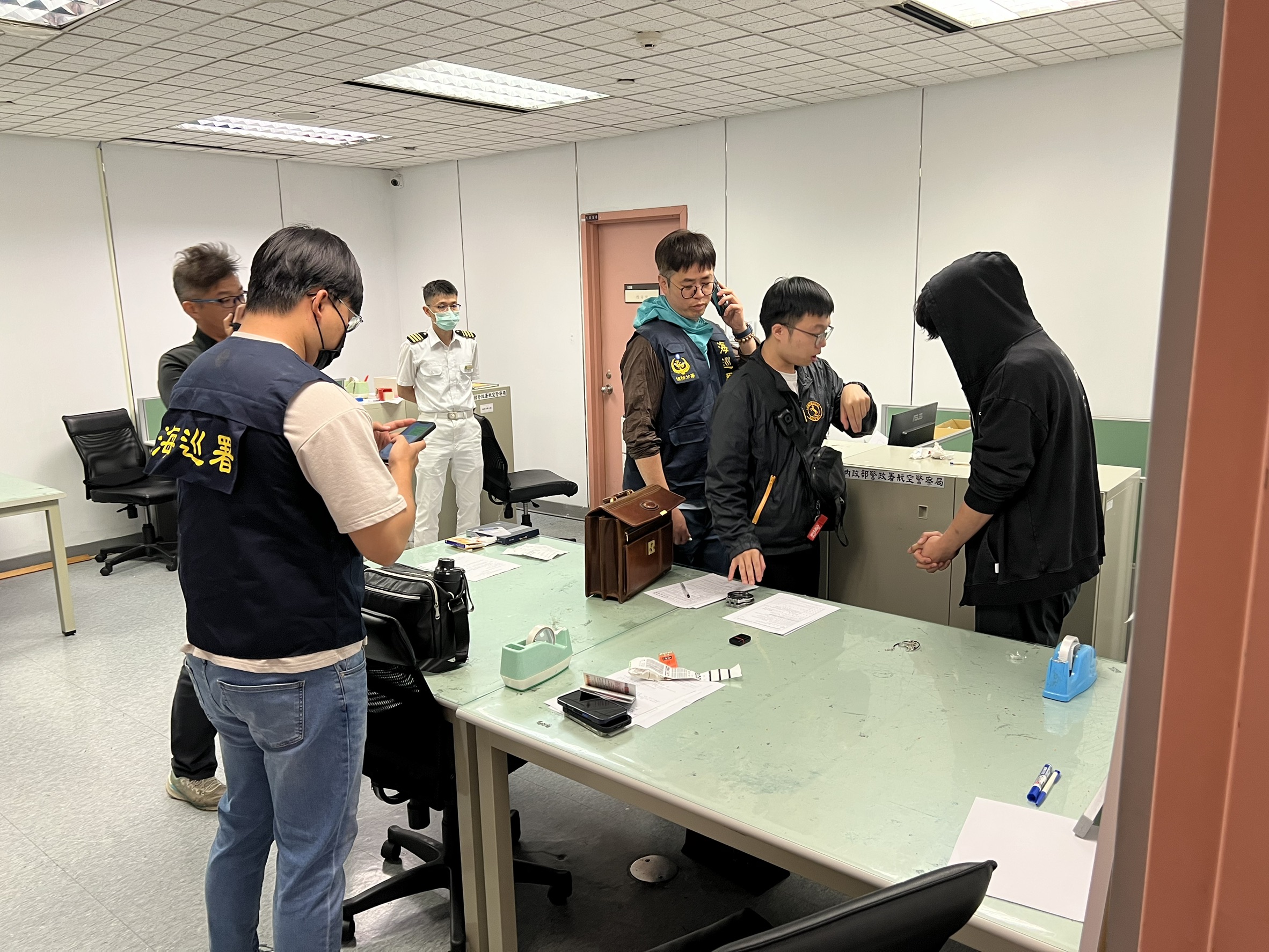 桃園海巡攔截毒糖企圖闖國門 運毒旅客依法起訴,海關聯手查緝全程曝光